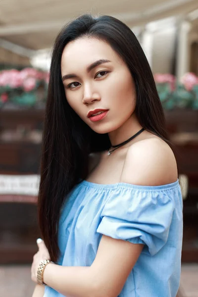Porträt einer schönen vietnamesischen Frau mit nackten Schultern vor städtischem Hintergrund — Stockfoto