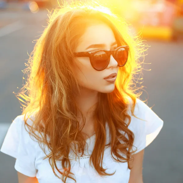Красивый портрет красивой женщины в солнечных очках на закате . — стоковое фото