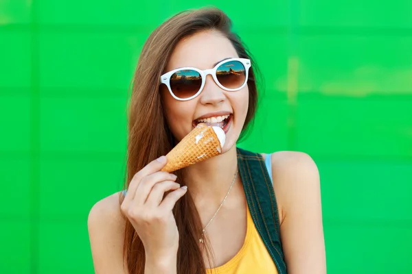 Feliz hermosa mujer alegre con sonrisa come helado . — Foto de Stock