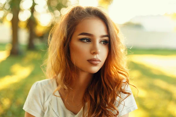 Hermosa cara de mujer en un día de verano en el parque . — Foto de Stock