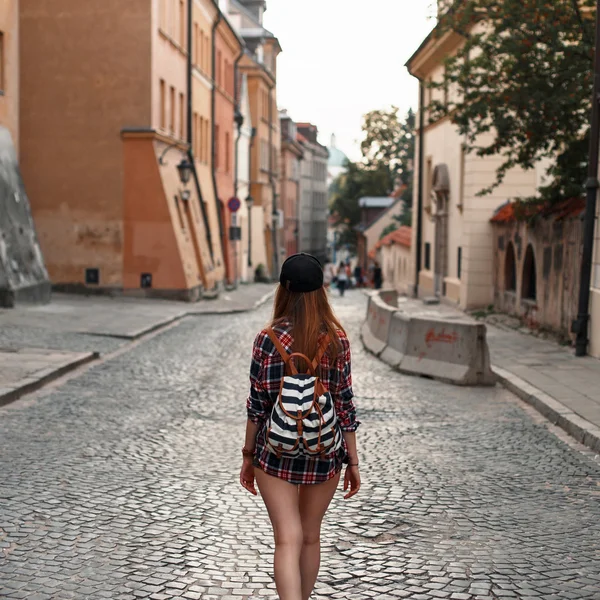 Een vrouw met een rugzak die door de stad loopt. Euro-reis. — Stockfoto