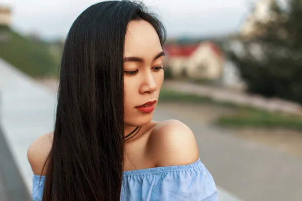 Vackra kvinnliga asiatiska Face utomhus — Stockfoto