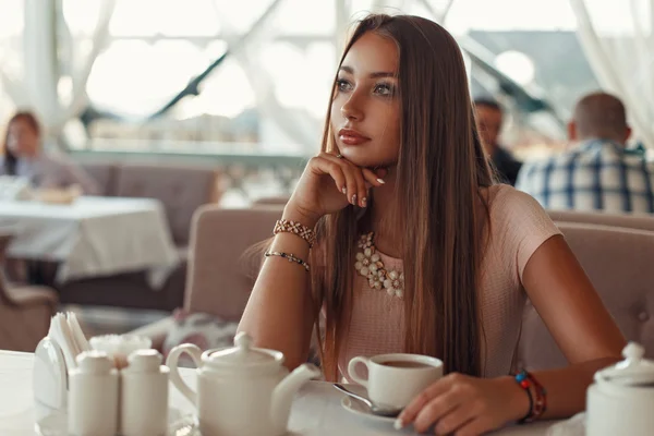 Vacker kvinna sitter i en restaurang och dricka te. — Stockfoto