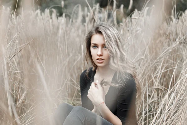 Çok güzel kız bir ürün ve oturur darı içinde tutan