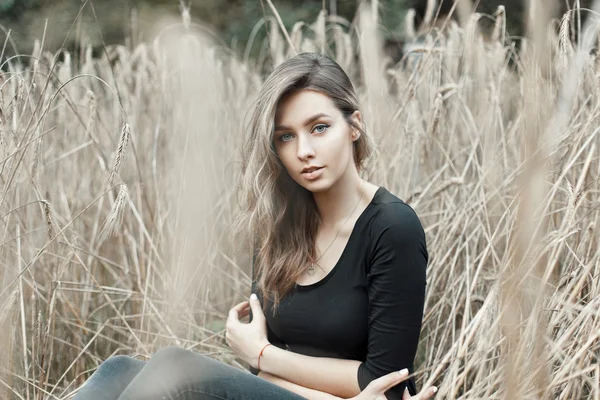 Frau im trockenen Gras. im Freien — Stockfoto