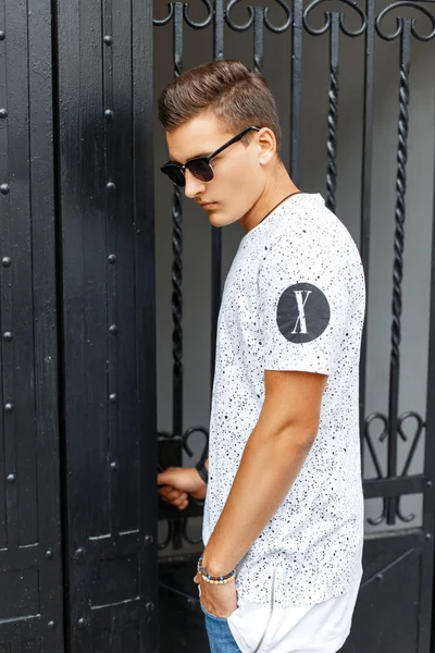 Yakışıklı bir beyaz t-shirt kapıya gelir..