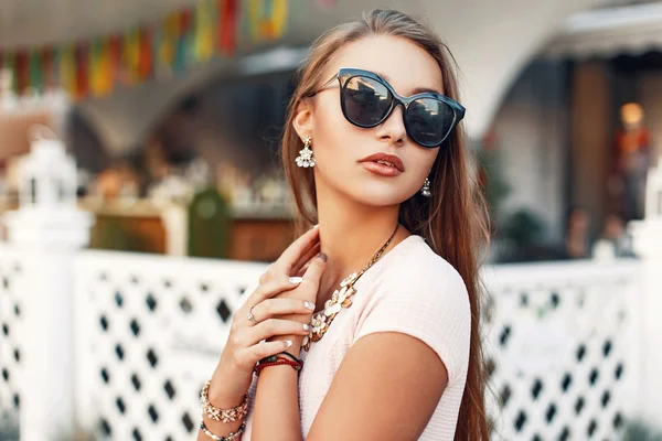 Mujer hermosa de moda en gafas de sol con estilo — Foto de Stock