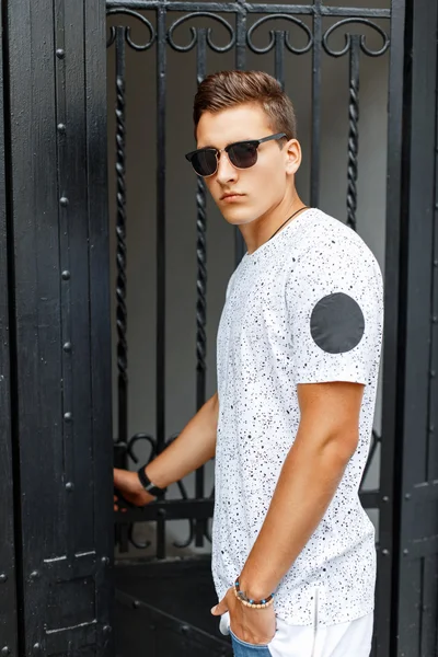 Kapıya geldi şık genç adam beyaz gömlek ve güneş gözlüğü.