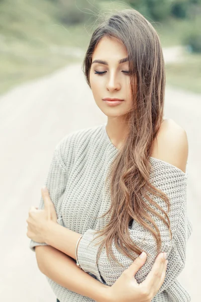 Modelo feminino jovem bonito com o penteado em uma camisola de malha quente — Fotografia de Stock