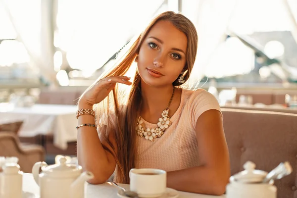 Piękna młoda kobieta w kawiarni picia herbaty — Zdjęcie stockowe