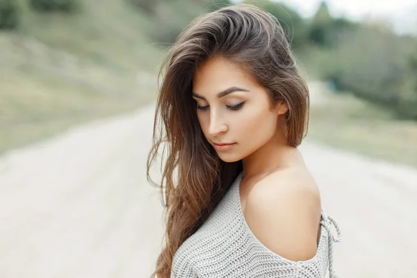 Mooie jonge vrouw in grijze gebreide trui — Stockfoto