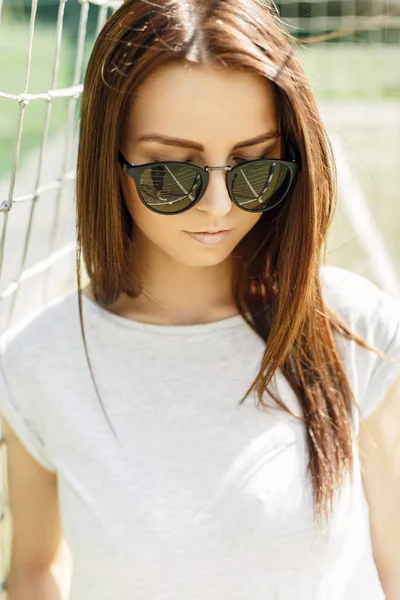 Portrait d'une belle fille en lunettes de soleil par une journée ensoleillée d'été — Photo