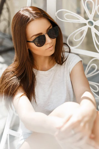 Hermosa chica en gafas de sol en un día de descanso soleado de verano — Foto de Stock