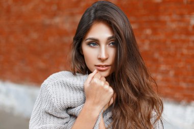 Gri kazak saklanan güzel kadın