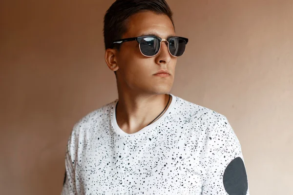 Porträt eines jungen gutaussehenden Mannes mit Sonnenbrille. — Stockfoto