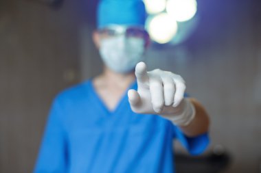 Doktor onun parmağını istemcide işaret eder ve sağlık için motive eder. Sağlıklı bir yaşam tarzı kavramı.