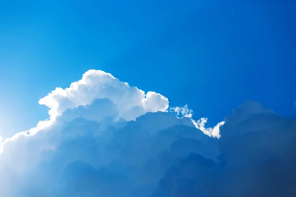 Hermoso cielo azul con nubes increíbles — Foto de Stock