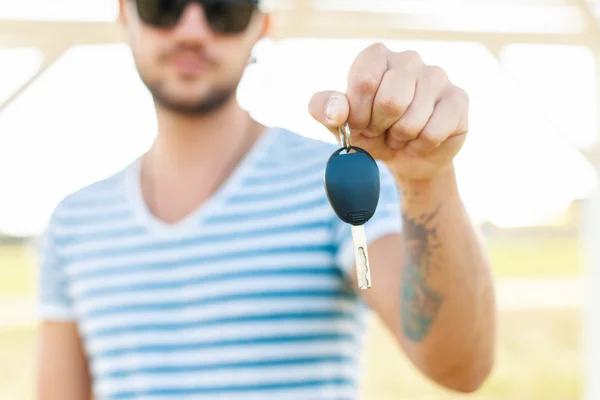 Hipster man holds the key. — Stock Photo, Image