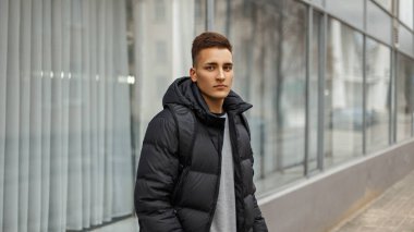 Adam açık havada kış ceketli saç modeli ile