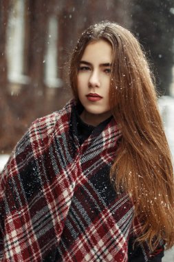 Noel günü karlı havalarda bir eşarp ile güzel genç kız
