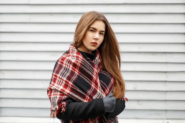 Güzel genç kadın vintage şık eşarp ahşap duvara yakın poz ile