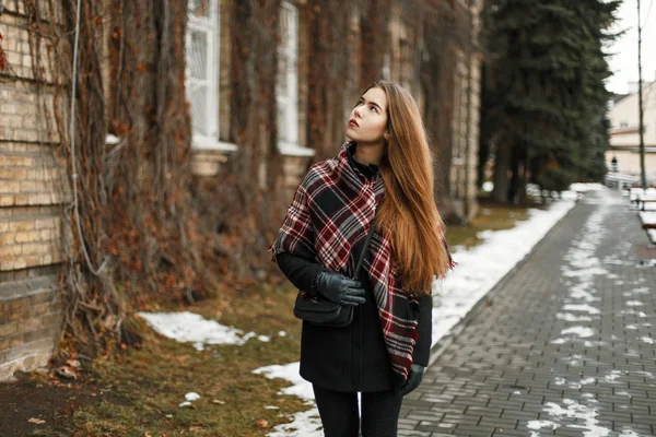 Beautiful woman with red vintage scarf walking on the street — Stock Photo, Image