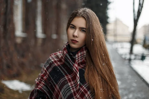 Bella giovane donna con una sciarpa rossa e cappotto in una giornata invernale . — Foto Stock