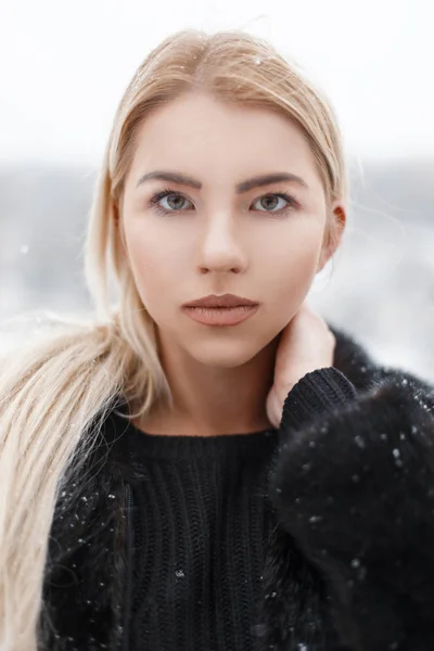 Piękna młoda blond kobieta na zimowe wieczory — Zdjęcie stockowe