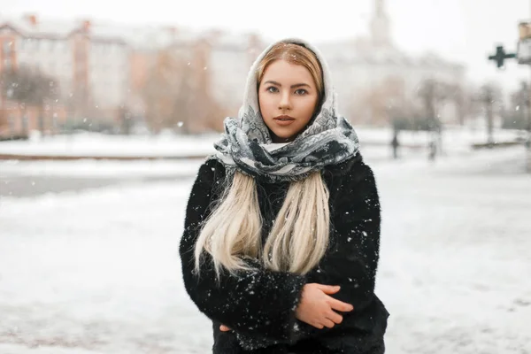 Hermosa chica rubia en bufanda de invierno caminando en la ciudad — Foto de Stock