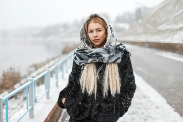 Menina bonita na moda cachecol elegante no inverno dia nevado — Fotografia de Stock