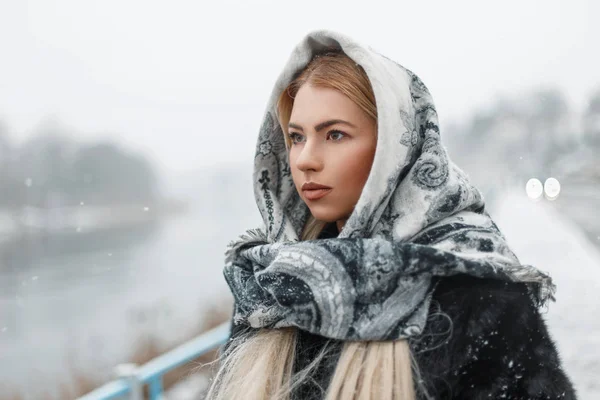 Mulher bonita usando um lenço no inverno dia nevado — Fotografia de Stock