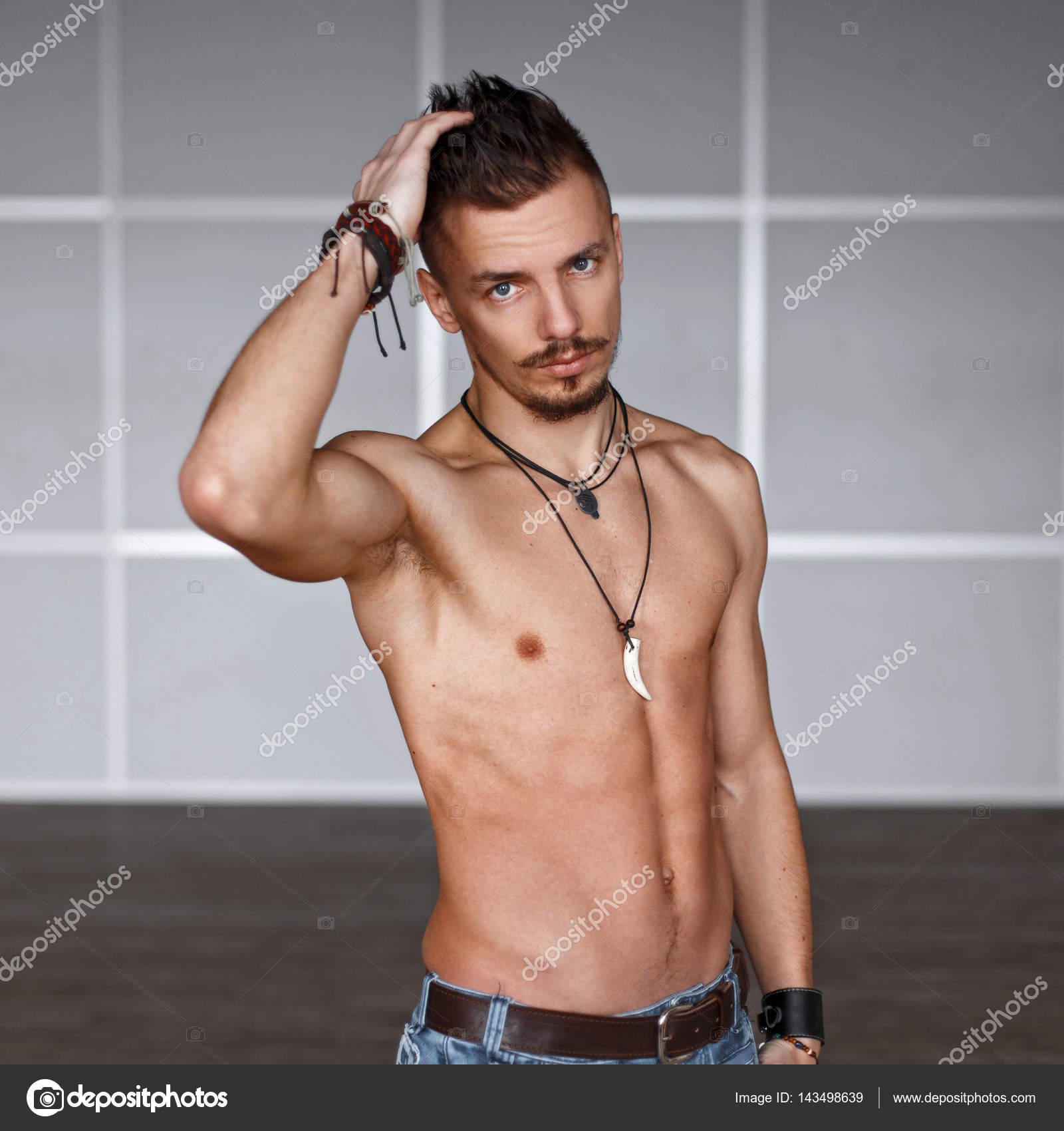 英俊的男人 半裸与壁面的发型 图库照片 C Alonesdj 英俊的男人 半裸与壁面的发型 图库照片 C Alonesdj