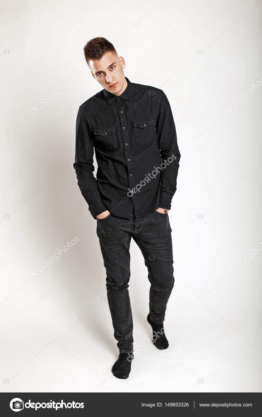 Chicos con camisa negra sale