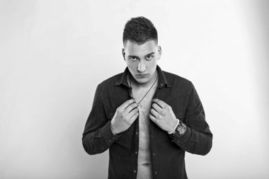 Genç yakışıklı biri siyah gömlek, siyah beyaz fotoğraf