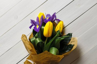 Taze bahar buket ahşap bir zemin üzerine Sarı laleler