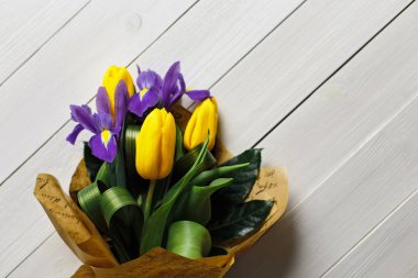 Güzel ahşap bir masa üzerinde Lale buketi