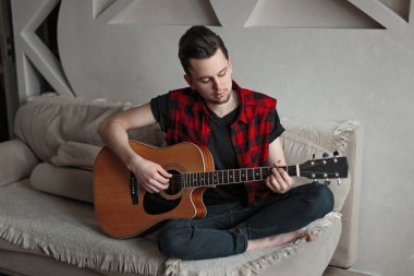 Yakışıklı adam klasik gitar çalmak