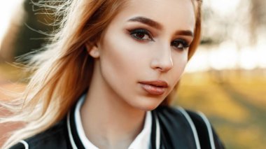 Parkta güzel sarışın kız güneşli bir bahar portresi