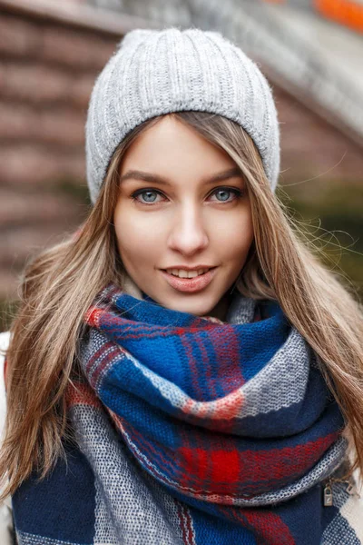 Retrato de una hermosa joven feliz con ojos azules en ropa de abrigo, al aire libre —  Fotos de Stock