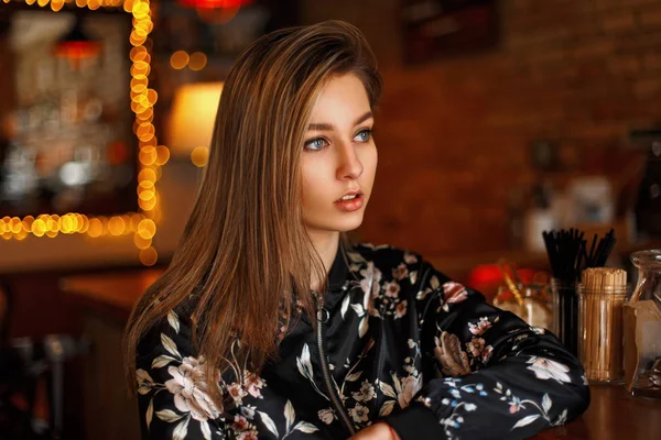 Schöne junge Mädchen mit einem niedlichen Gesicht entspannen in einem Café. — Stockfoto