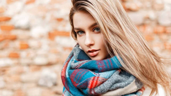 Портрет красивой молодой женщины с голубыми глазами на улице — стоковое фото