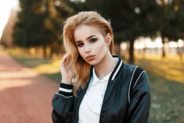 Портрет красивої молодої блондинки в модному одязі в парку — стокове фото