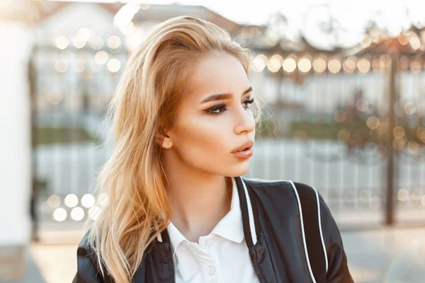Портрет красивої молодої блондинки в сонячний день — стокове фото