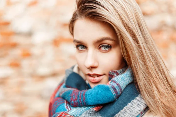 Piękna sexy dziewczyna twarz z niebieskimi oczami, w pobliżu mur z cegły — Zdjęcie stockowe