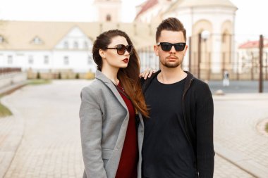 Güzel genç moda giysiler açık havada poz modellerinde Çift.