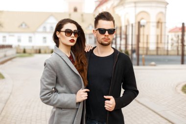 Güzel çift güneş gözlüğü ve sokakta şık giysiler