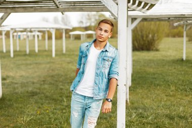 Yakışıklı bir kot ceket ve kot pantolon 