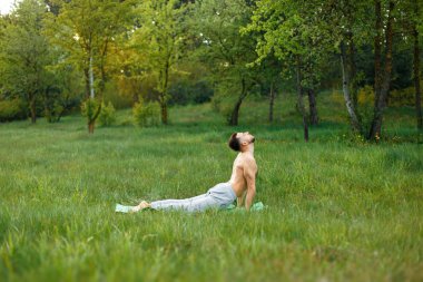 pratik Yoga parkta Çim adam