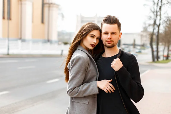 Mooie jong koppel in stijlvolle kleding in de stad — Stockfoto