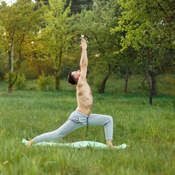 Mann macht Yoga im Freien — Stockfoto